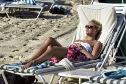 Эмма Бантон (Emma Bunton) Beach candids Bahamas 2000 - 2xHQ 4f2fb8195798894
